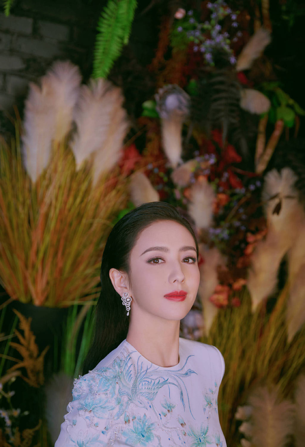 民族風美女!37歲佟麗婭「穿漸變藍裙」高貴如新疆公主,「瓷瓶」身材太吸睛