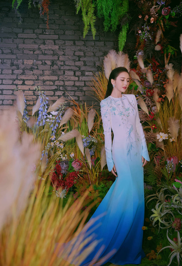 民族風美女!37歲佟麗婭「穿漸變藍裙」高貴如新疆公主,「瓷瓶」身材太吸睛