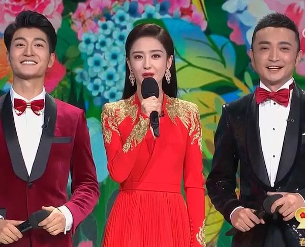 民族風美女!37歲佟麗婭「穿漸變藍裙」高貴如新疆公主,「瓷瓶」身材太吸睛