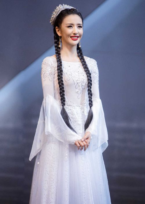 民族風美女!37歲佟麗婭「穿漸變藍裙」高貴如新疆公主,「瓷瓶」身材太吸睛