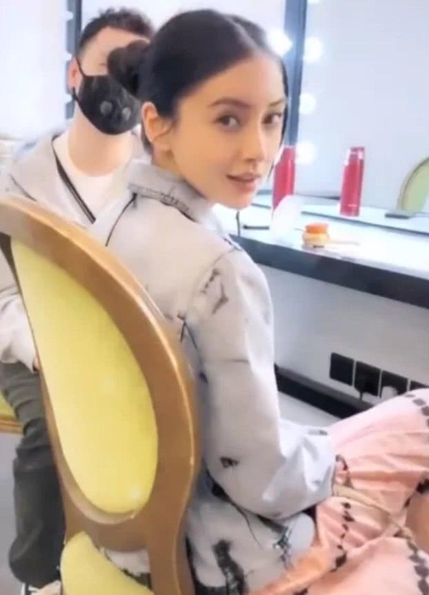 baby素顏化妝偶遇記者採訪!慌亂回眸瞬間「暴露30歲真實顏值」 :果真不一般