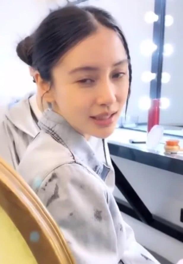 baby素顏化妝偶遇記者採訪!慌亂回眸瞬間「暴露30歲真實顏值」 :果真不一般