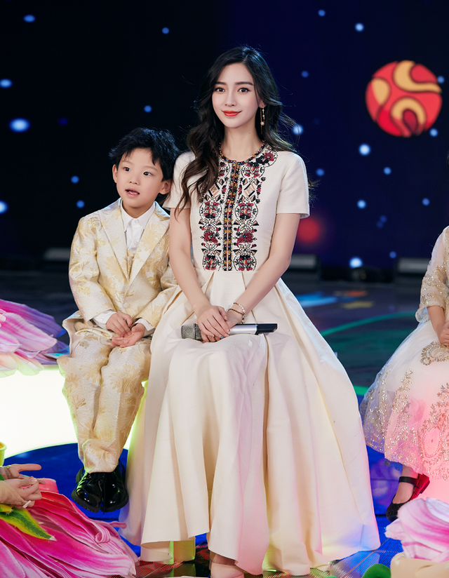 baby素顏化妝偶遇記者採訪!慌亂回眸瞬間「暴露30歲真實顏值」 :果真不一般