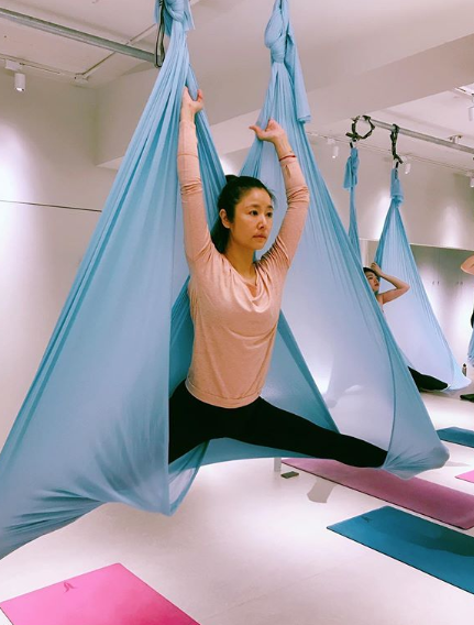 在家樂當奶爸？霍建華「低調探班愛妻」眼神專注超甜蜜　林心如洩收入狀況：「女人也可以養家」