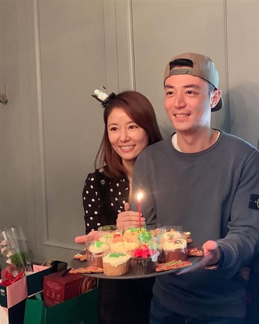 在家樂當奶爸？霍建華「低調探班愛妻」眼神專注超甜蜜　林心如洩收入狀況：「女人也可以養家」