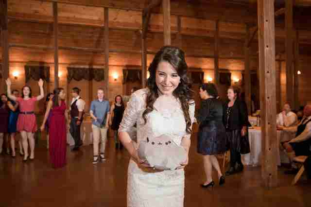 不丟捧花改丟「貓」！貓奴新娘「往後拋出」全場嗨翻：接到的人就要養喔～