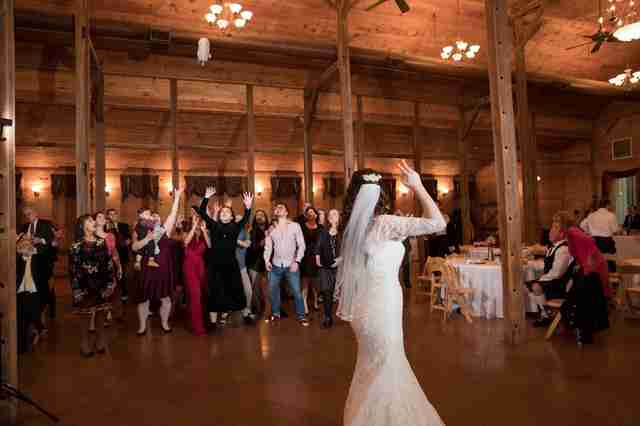 不丟捧花改丟「貓」！貓奴新娘「往後拋出」全場嗨翻：接到的人就要養喔～