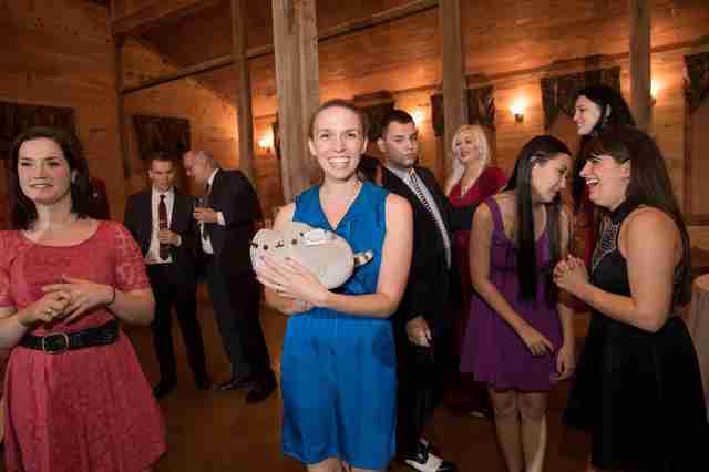 不丟捧花改丟「貓」！貓奴新娘「往後拋出」全場嗨翻：接到的人就要養喔～