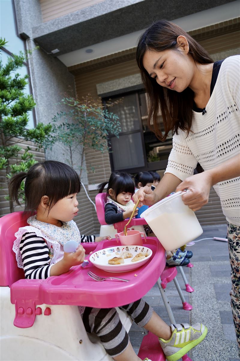 最強媽媽!獨自照顧四胞胎「疲累翻4倍」學會放寬心 月開銷2萬起跳「靠習慣撐過」感謝老公打拚賺錢