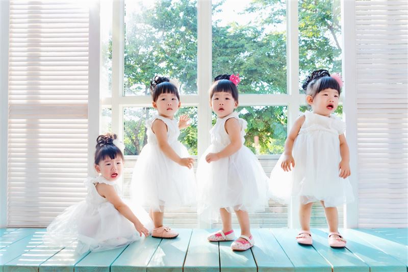 最強媽媽!獨自照顧四胞胎「疲累翻4倍」學會放寬心 月開銷2萬起跳「靠習慣撐過」感謝老公打拚賺錢