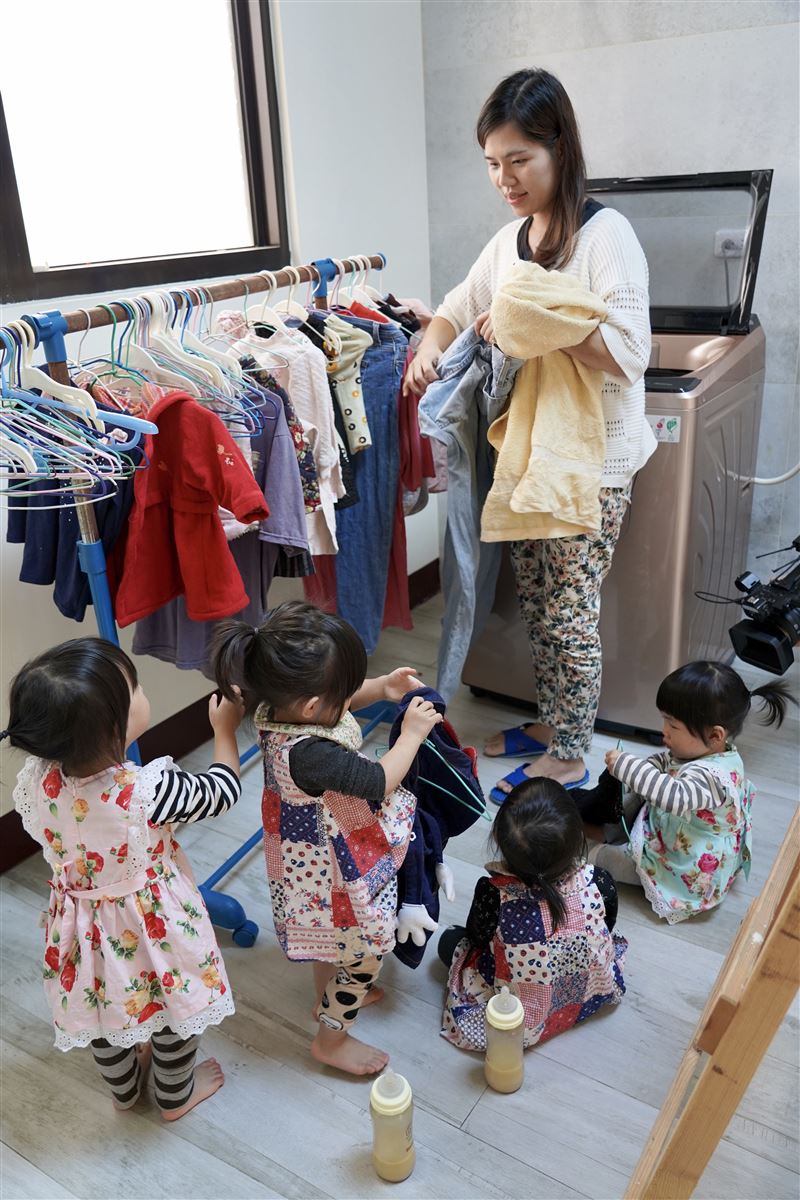 最強媽媽!獨自照顧四胞胎「疲累翻4倍」學會放寬心 月開銷2萬起跳「靠習慣撐過」感謝老公打拚賺錢