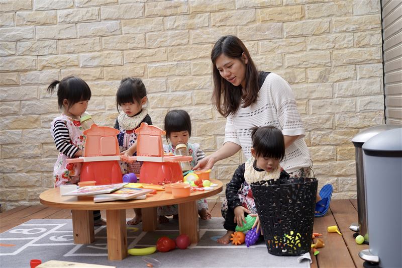 最強媽媽!獨自照顧四胞胎「疲累翻4倍」學會放寬心 月開銷2萬起跳「靠習慣撐過」感謝老公打拚賺錢