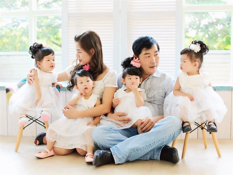 最強媽媽!獨自照顧四胞胎「疲累翻4倍」學會放寬心 月開銷2萬起跳「靠習慣撐過」感謝老公打拚賺錢