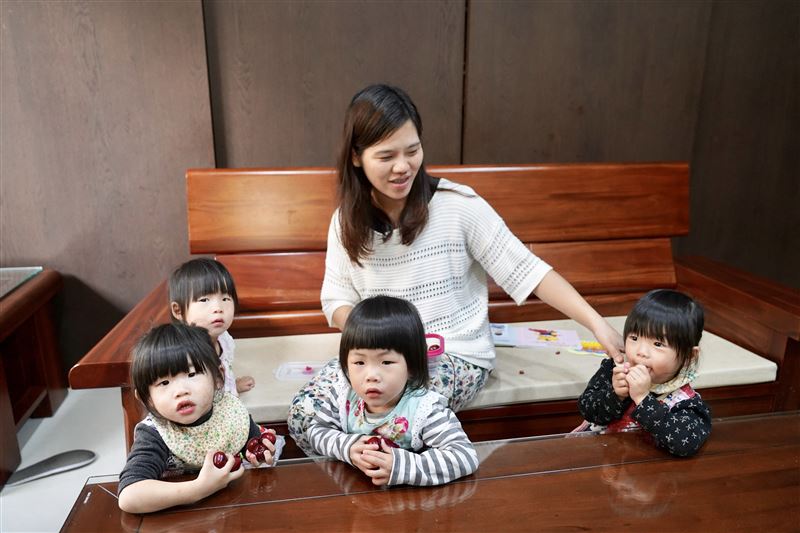 最強媽媽!獨自照顧四胞胎「疲累翻4倍」學會放寬心 月開銷2萬起跳「靠習慣撐過」感謝老公打拚賺錢