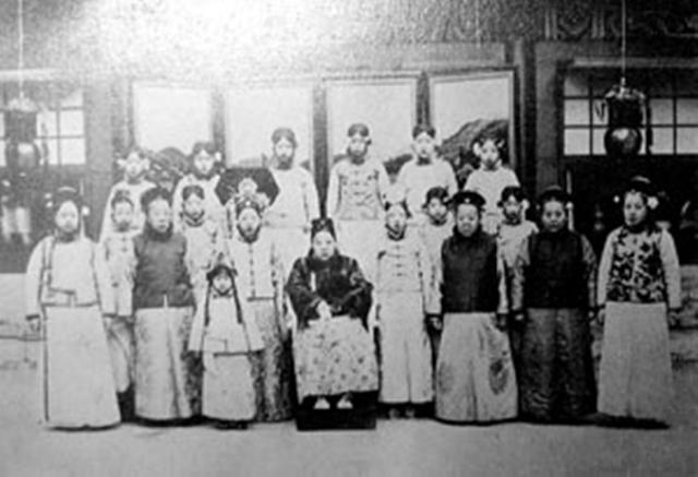 清宮劇都太假！皇后根本不屑於宮鬥，嬪妃跟皇後作對簡直是「飛蛾撲火」