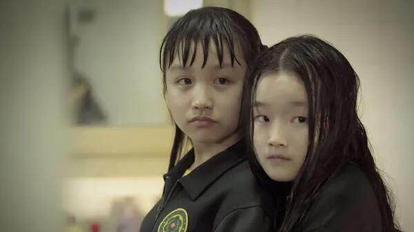 閨蜜結婚我包6000！我結婚她卻送一條「俗氣」床單　三年後打開「我淚流不止」