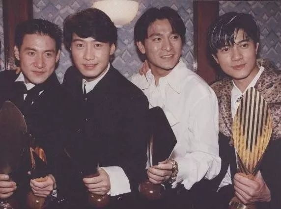 大明星的罕見合照！網整理「不會再有第二張」的珍貴畫面　看到「他倆的昔日合影」網全哭：真的成絕響！