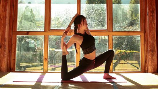 「一節課」就要10萬？本是普通瑜伽老師　被成龍相中「瞬間爆紅」