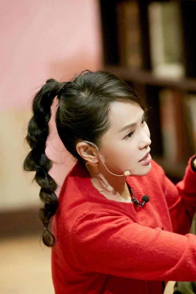 減齡10歲不止！50歲伊能靜的「波浪辮」火了，簡單卻又不失潮流感：怪不得能栓住秦昊的心