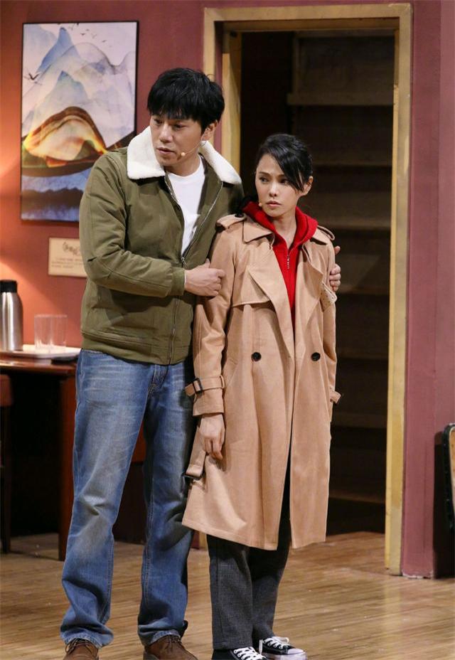 減齡10歲不止！50歲伊能靜的「波浪辮」火了，簡單卻又不失潮流感：怪不得能栓住秦昊的心