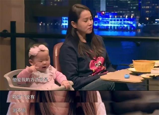 減齡10歲不止！50歲伊能靜的「波浪辮」火了，簡單卻又不失潮流感：怪不得能栓住秦昊的心