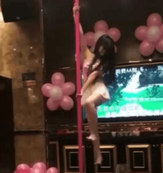 寵妻一時爽！男子在KTV「點舞」為妻慶生   現場超嗨，看完表演後悔不當初