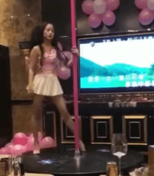 寵妻一時爽！男子在KTV「點舞」為妻慶生   現場超嗨，看完表演後悔不當初