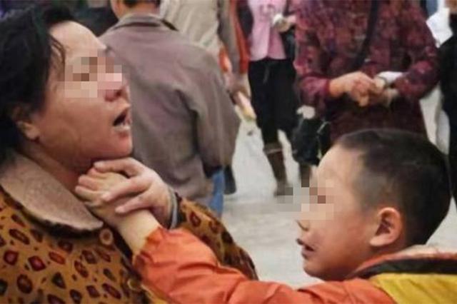 母子倆一起去吃漢堡，「兒子一個舉動」引全場注意，剛走出門老闆就搖頭嘆氣：孩子媽將來要住養老院了
