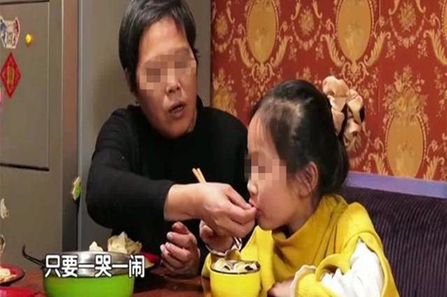母子倆一起去吃漢堡，「兒子一個舉動」引全場注意，剛走出門老闆就搖頭嘆氣：孩子媽將來要住養老院了