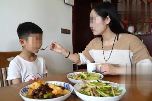母子倆一起去吃漢堡，「兒子一個舉動」引全場注意，剛走出門老闆就搖頭嘆氣：孩子媽將來要住養老院了