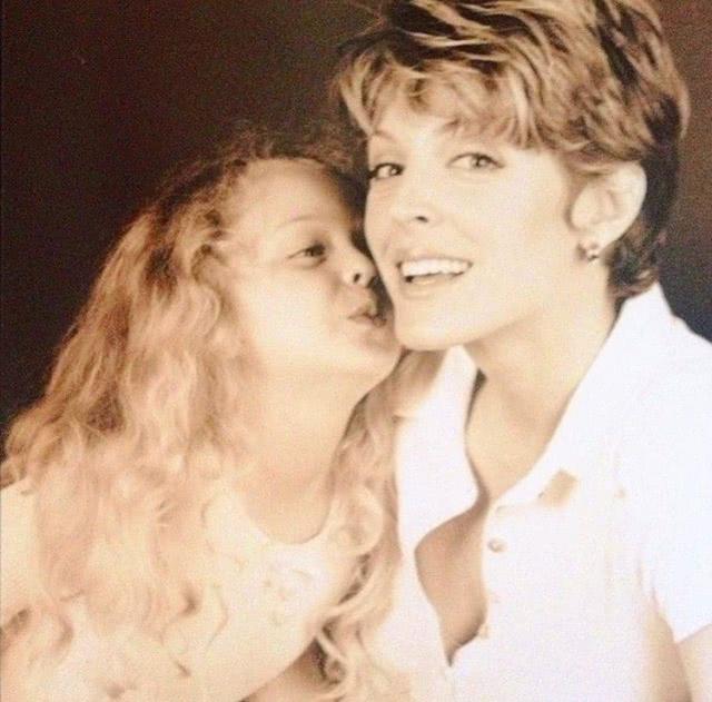 比姐姐伊萬卡靈氣!川普前妻曝二女兒昔日舊照,小蒂芬妮「波浪金髮+可愛面龐」像個精緻的洋娃娃