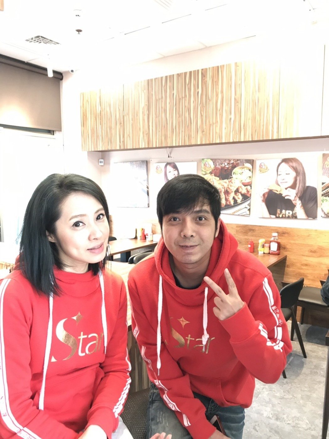 卸下明星光環！小炳單親養女「轉行當餐廳服務生」甘願領月薪　「每天端盤子」放低身段：心裡更踏實