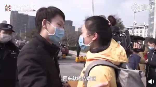 原訂2月嫁人！天使護理師放下婚紗「自願去疫區支援」　男友「不捨吻額約定」一幕：回來就結婚