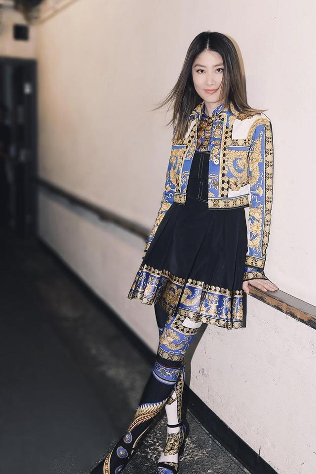 原來這麼敢穿!46歲陳慧琳穿「白襯衫+透視液體褲」雙腿纖細超吸睛,齊肩捲髮真洋氣