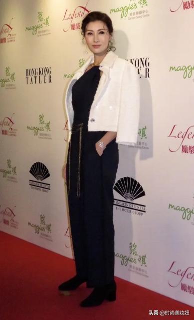 魅力不減當年!49歲李嘉欣穿「黑色蕾絲裙」領口開到腰,一轉身「大露背」:身材好曼妙