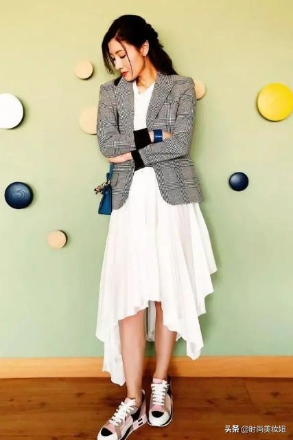 魅力不減當年!49歲李嘉欣穿「黑色蕾絲裙」領口開到腰,一轉身「大露背」:身材好曼妙