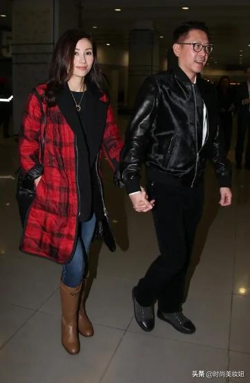 魅力不減當年!49歲李嘉欣穿「黑色蕾絲裙」領口開到腰,一轉身「大露背」:身材好曼妙