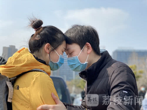 原訂2月嫁人！天使護理師放下婚紗「自願去疫區支援」　男友「不捨吻額約定」一幕：回來就結婚