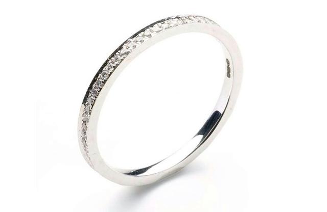 原來凱特王妃常年「除了佩戴婆婆藍寶石戒指外」還有2枚深藏其下！其中一枚更是與喬治息息相關