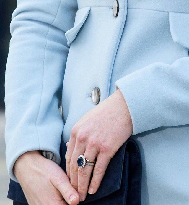 原來凱特王妃常年「除了佩戴婆婆藍寶石戒指外」還有2枚深藏其下！其中一枚更是與喬治息息相關