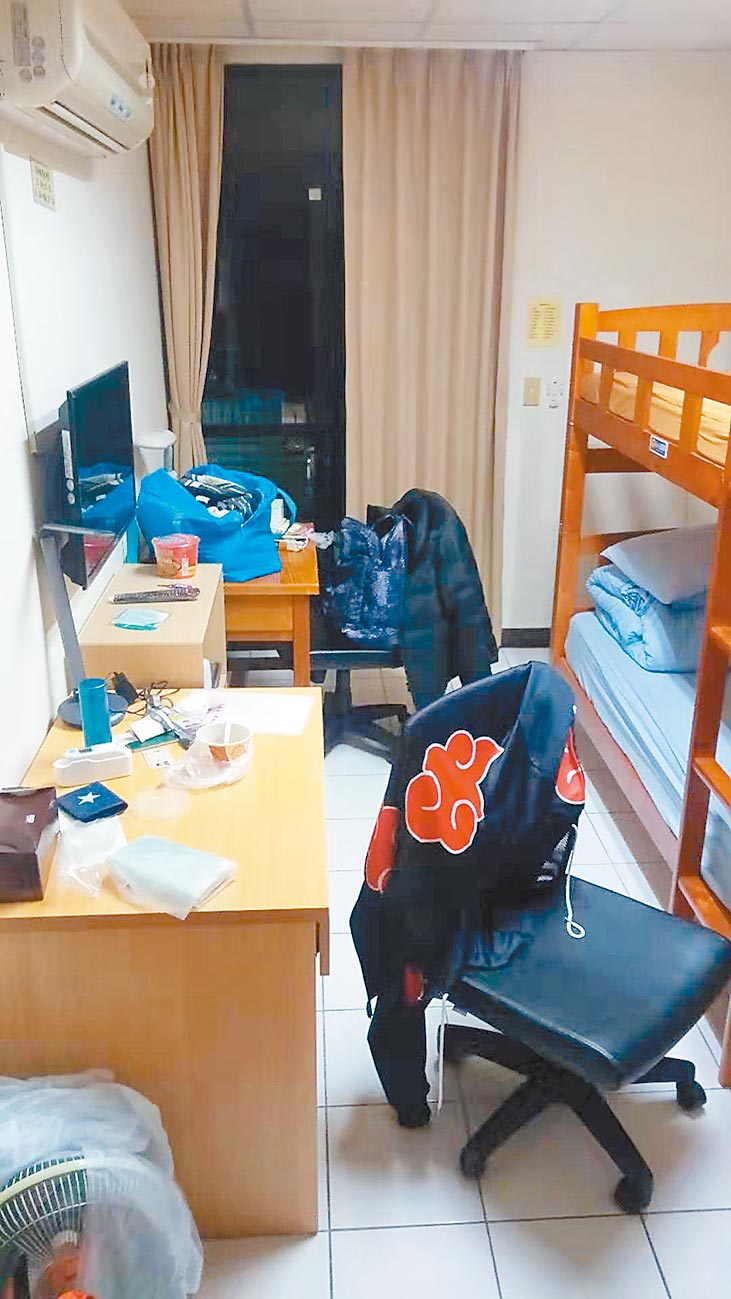 防疫全面升級！隔離台商「房門加裝保護措施」出門馬上通報　哀喊「太沒人情味」網罵：要回武漢嗎