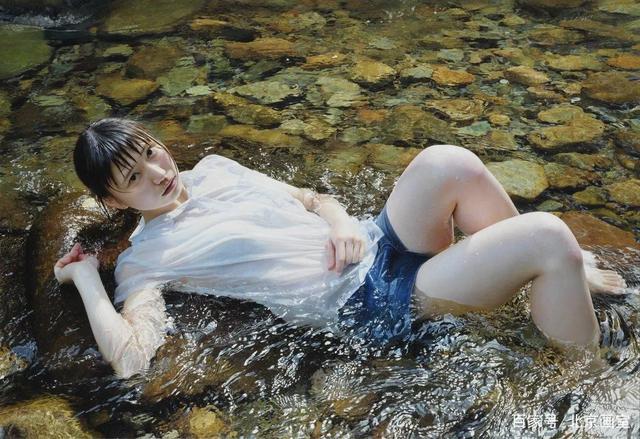 「水中少女」圖火了！看似平平無奇    放大8倍後看細節，網友傻眼：宛如真人