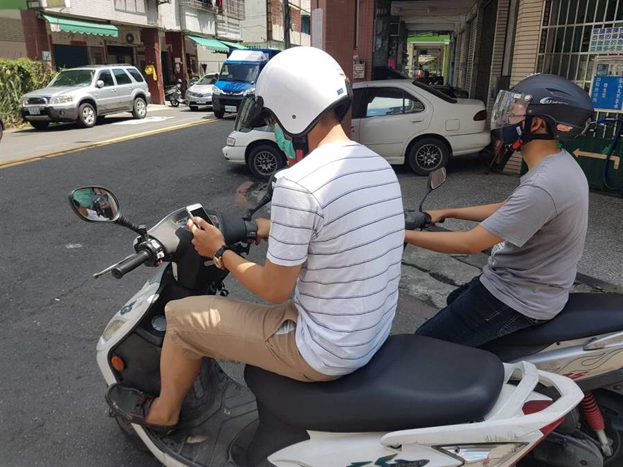 車子沒動耶！他等紅燈滑手機「馬上被罰1000元」　網友親曝「可以不用繳錢的」：別跟荷包過不去