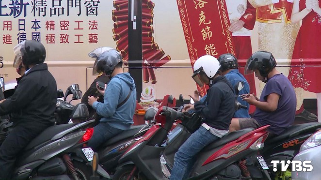 車子沒動耶！他等紅燈滑手機「馬上被罰1000元」　網友親曝「可以不用繳錢的」：別跟荷包過不去