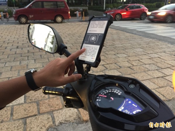 車子沒動耶！他等紅燈滑手機「馬上被罰1000元」　網友親曝「可以不用繳錢的」：別跟荷包過不去