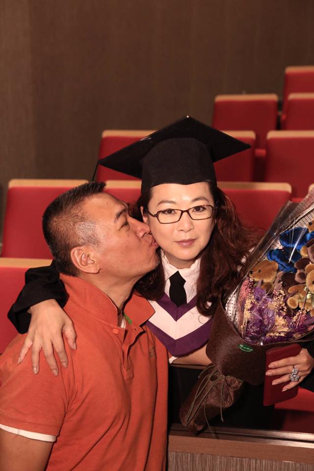 50歲重新歸零！趙永馨憶「雙親離開」打擊超大：明明前晚還聊天　重新追夢「念台藝大碩士」謝老公相伴