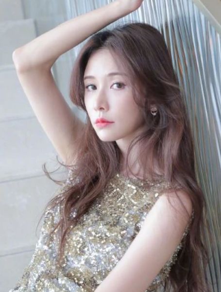 林志玲放飛自我？穿「肚兜長裙」上台領獎     前凸後翹吸睛無數，轉身那刻美翻天