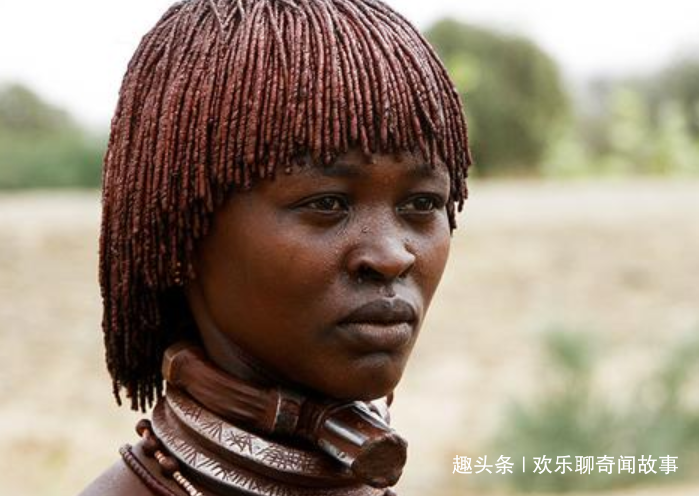 非洲最原始部落！男人們的「求愛方式」很奇特，女人們卻只能忍痛享受：一般人難以理解