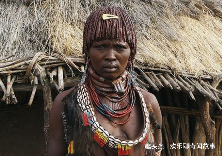 非洲最原始部落！男人們的「求愛方式」很奇特，女人們卻只能忍痛享受：一般人難以理解