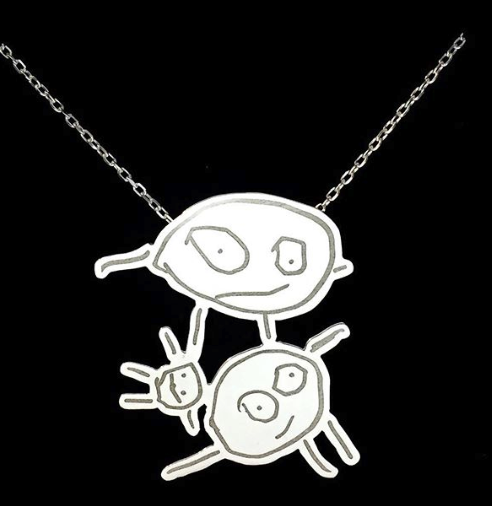 最棒傳家寶❤️超強媽媽「將孩子塗鴉變珍貴飾品」　全家福怪臉畫作「變獨一無二精緻項鍊」想像力無價